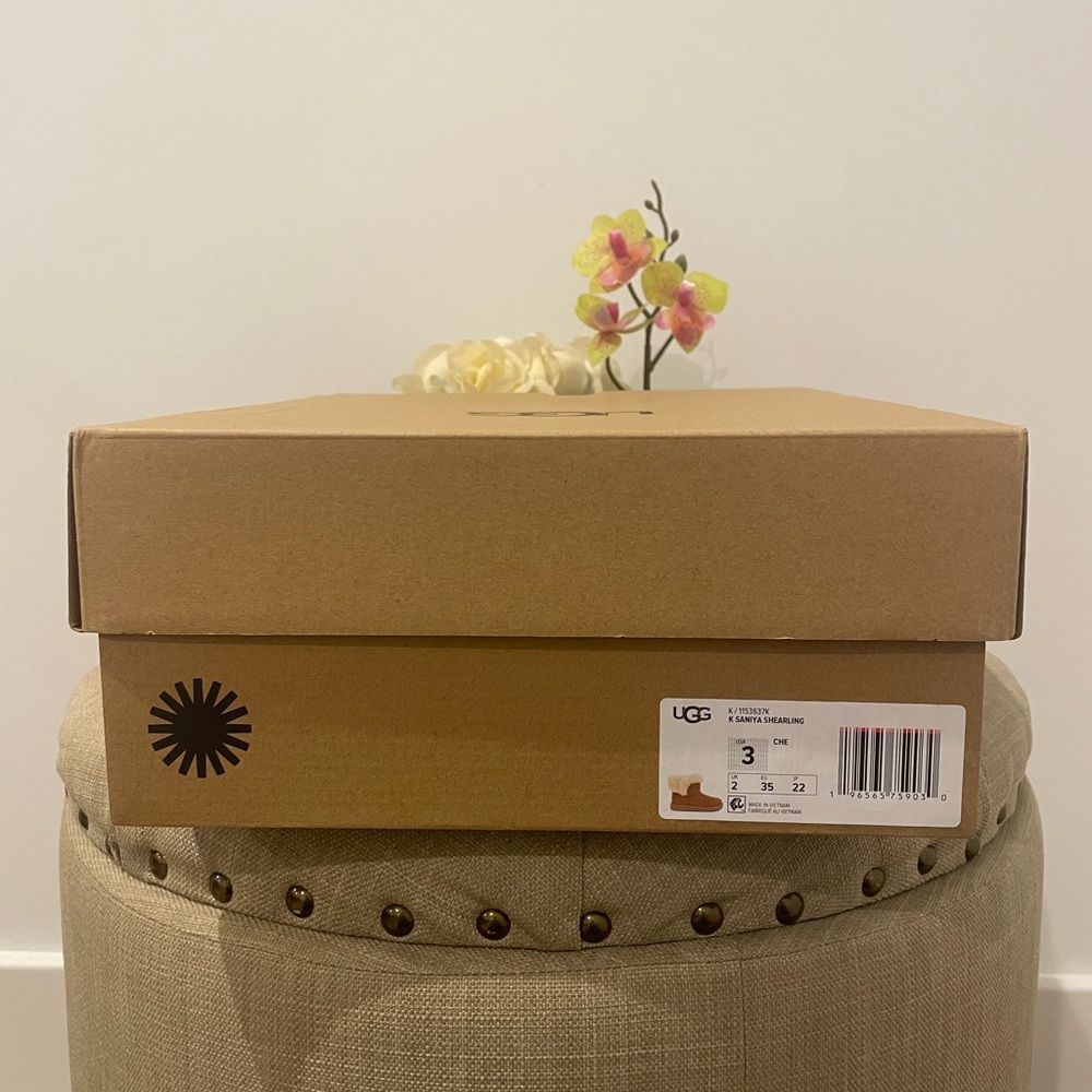 ***SOLD***UGG “Saniya” Shearling Kids Boots. - Picture 11 of 14